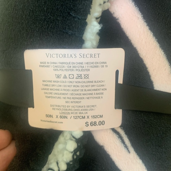 NWT Victoria Secret Sherpa Blanket - Picture 2 of 2